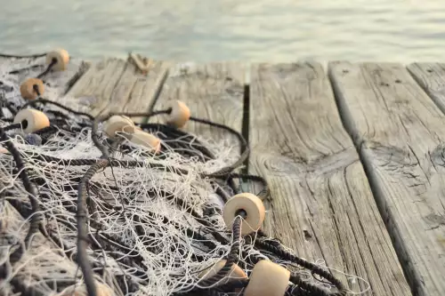 MondiLab Fishing net on quay  (100117)