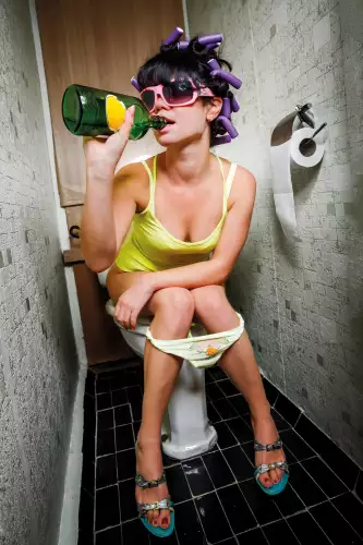 MondiLab Girl on toilet drinking  (101539)