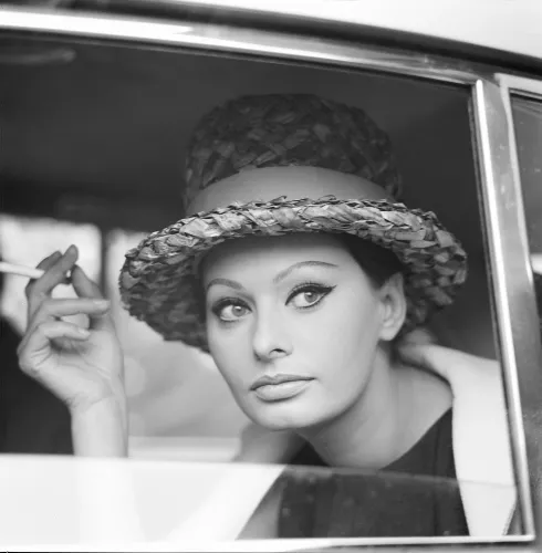 MondiLab Sophia smoking in a car (104978)